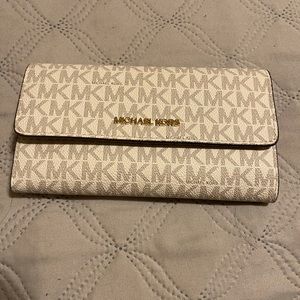 Mk woman’s wallet